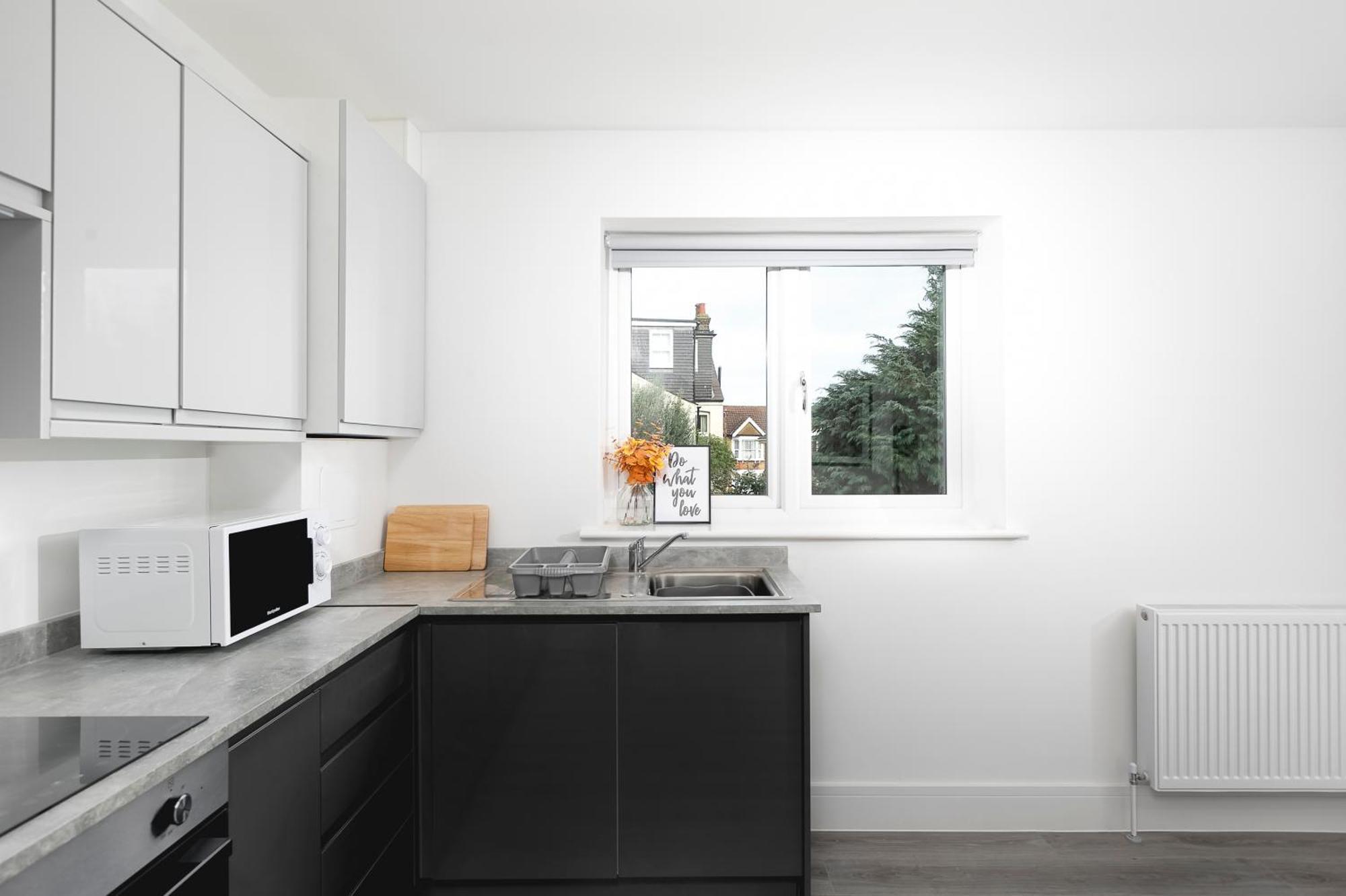 Cozy Apartments With King Size Beds Near Enfield Town & Chase Farm Train Stations With Wifi And Parking Exterior foto
