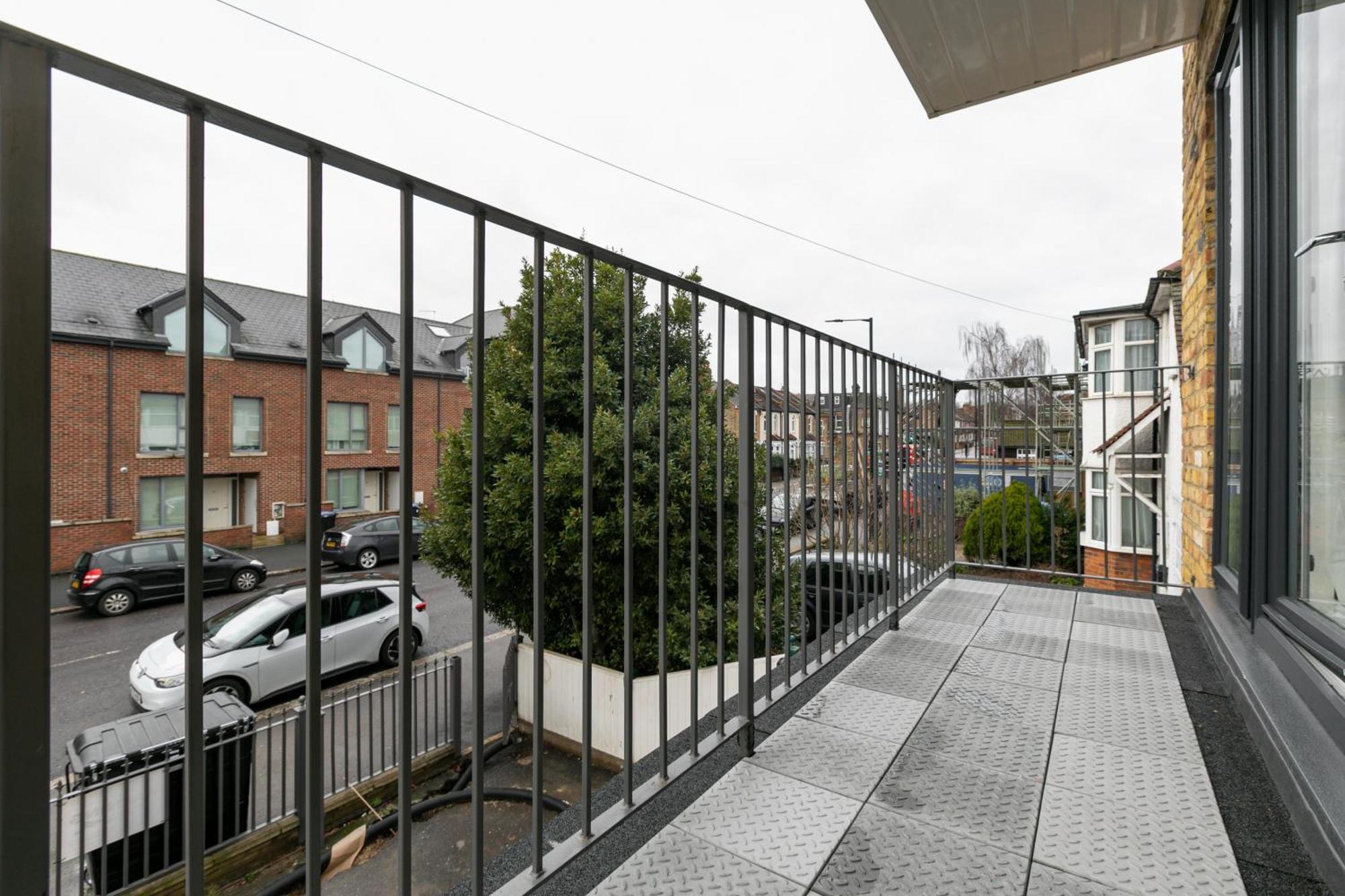 Cozy Apartments With King Size Beds Near Enfield Town & Chase Farm Train Stations With Wifi And Parking Exterior foto