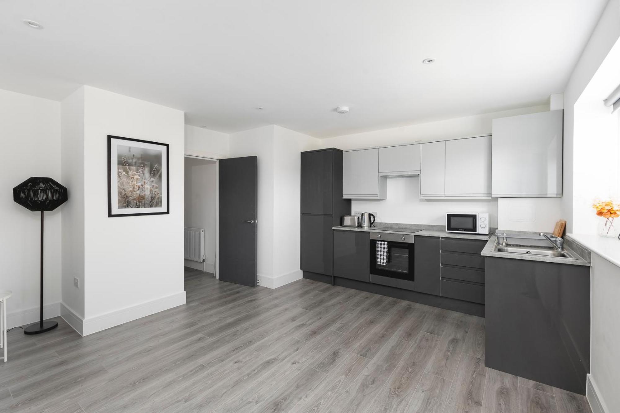 Cozy Apartments With King Size Beds Near Enfield Town & Chase Farm Train Stations With Wifi And Parking Exterior foto